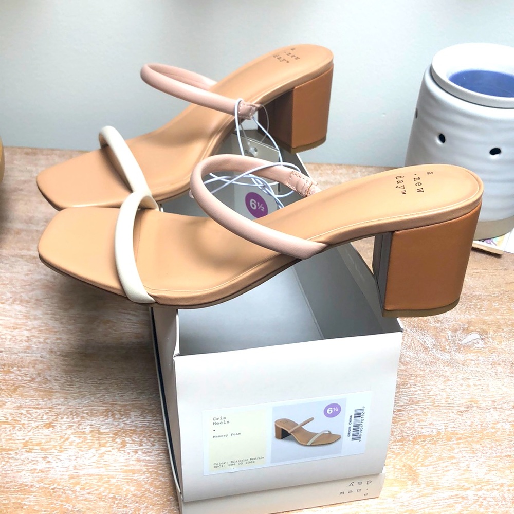 A new day cris heels with memory foam. Multicolor neutrals, chunky heel
